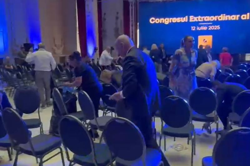 Ilie Bolojan ajută la curățarea gunoaielor lăsate în urma colegilor săi, la Congresul PNL