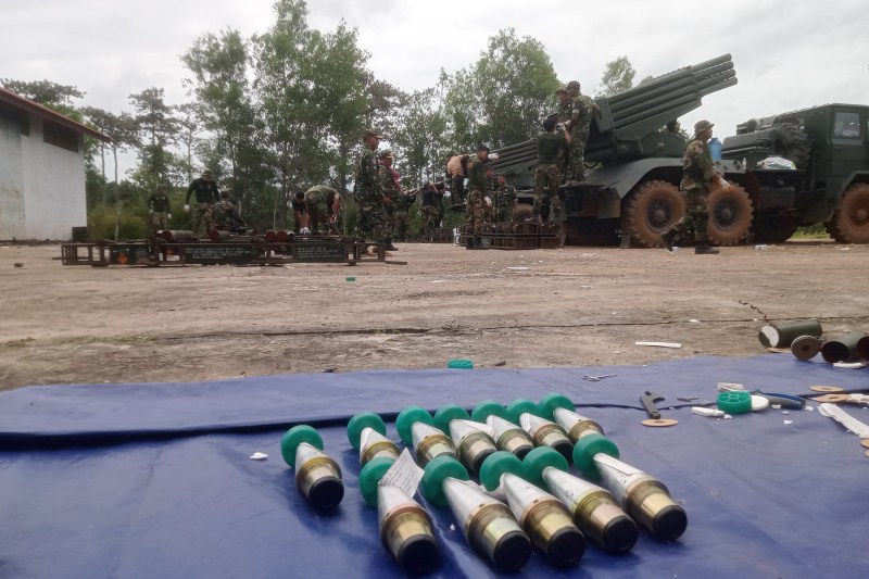 Imagini cu un lansator de rachete BM-21 „Grad” din era sovietică trăgând peste granița Thailandei