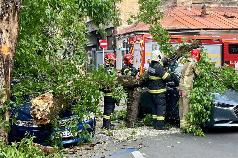 Impactul vijeliei puternice de joi: Pagube raportate în 60 de localităţi din 14 judeţe și Bucureşti