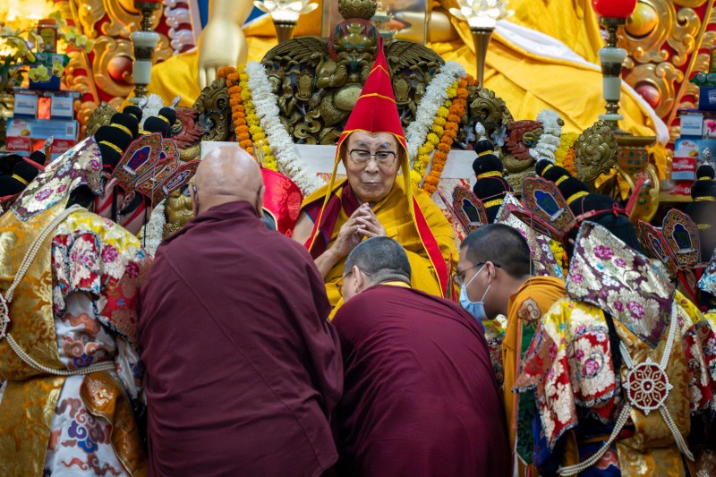 „Încă sper să trăiesc peste 130 de ani”. Un lider spiritual de seamă încercând să-și înveselească susținătorii