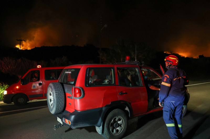 Incendii în Creta și Halkidiki, unde turiști români își desfășoară vacanța. Peste 100 de pompieri se confruntă cu flăcările