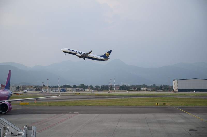 Incident grav în Italia: Un bărbat a fost aspirat de motorul unui avion pe aeroportul din Bergamo
