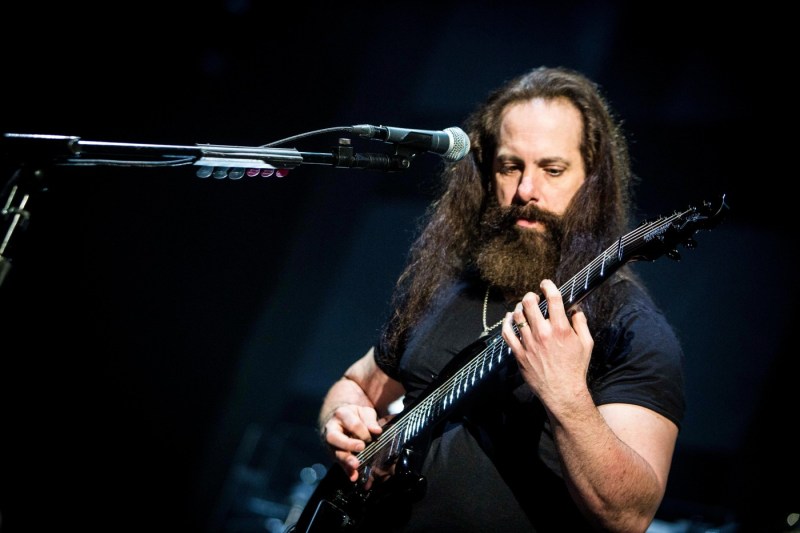INTERVIU. John Petrucci, chitaristul legendar al trupei Dream Theater, transmite un mesaj publicului din România: „Fiecare gen de muzică are locul său în lume”