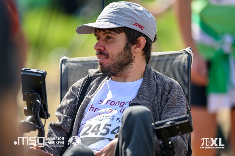 INTERVIU: „Mi-ar plăcea ca românii să accepte că existăm”. Un tânăr cu dizabilitate motorie a urcat un munte pentru a demonstra că „nu e doar un scaun cu rotile”