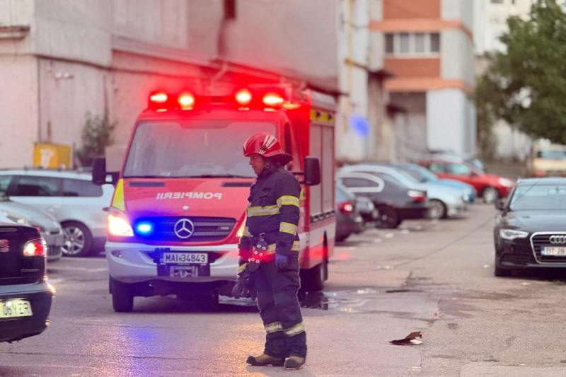 Inundații și arbori doborâți în șase județe. Intervenții salvatoare ale pompierilor pentru două persoane surprinse de revărsarea apelor