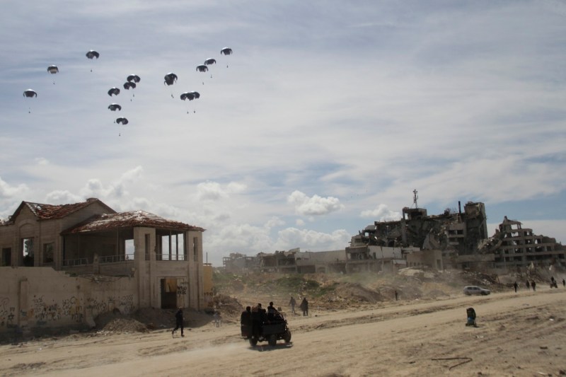 Israelul anunță parașutarea de ajutoare umanitare în Gaza. Organizațiile de ajutor critică acțiunea