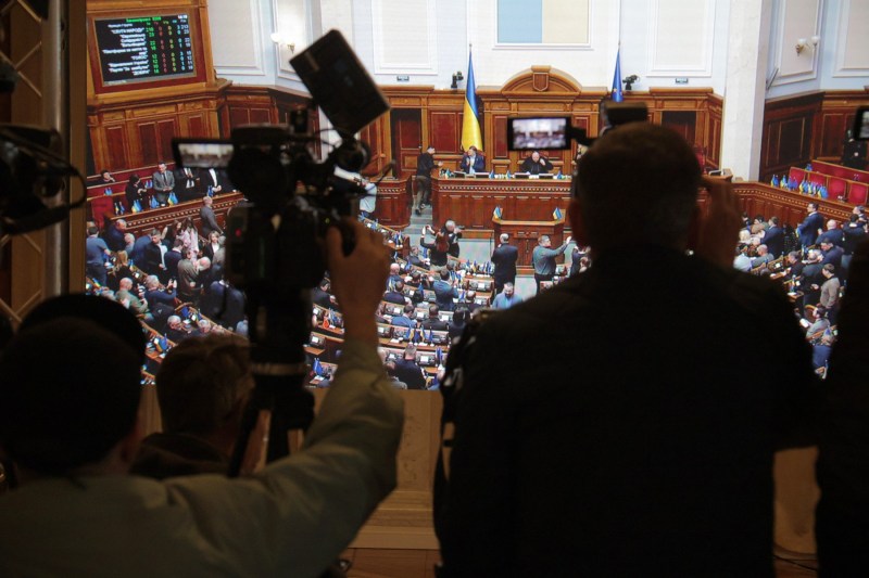 Legislativul ucrainean revine la decizia care a provocat proteste majore, subliniind angajamentul democratic, afirmă Zelenski