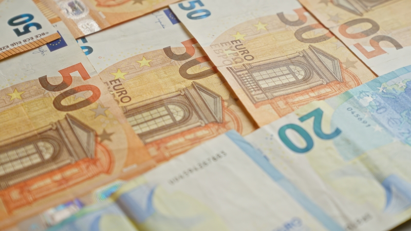 Maior din București, plasat în arest la domiciliu după ce a fost prins cu bancnote false de 50 de euro. Cât cerea pe fiecare bucată