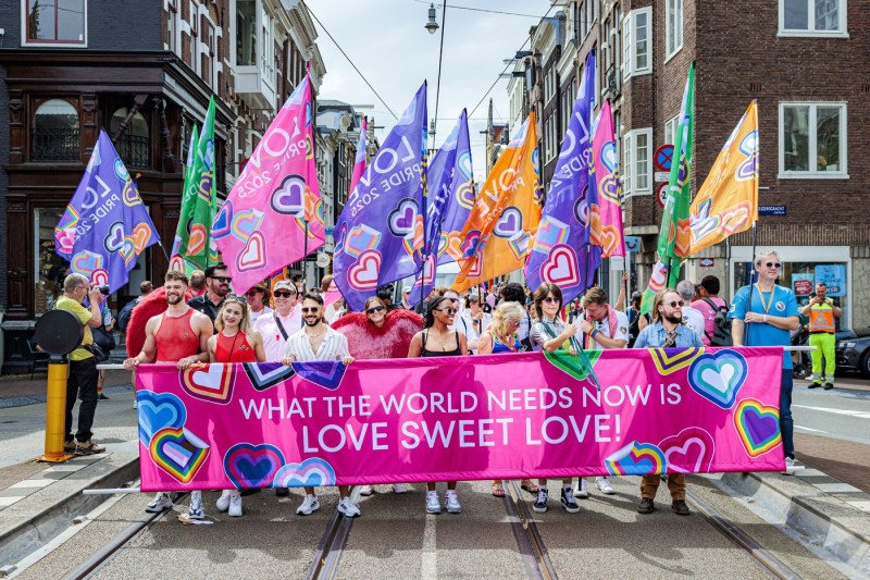 „Make America Gay Again”: Marșul Pride de la Amsterdam îmbină sărbătoarea cu mesajele politice