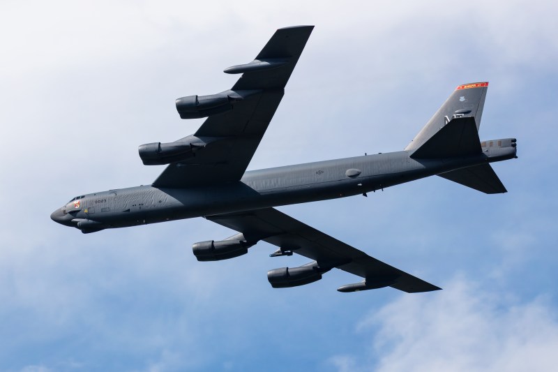„Manevră bruscă” de urgență în aer: Pilotul unui avion comercial a evitat o coliziune cu un bombardier B-52 al armatei americane