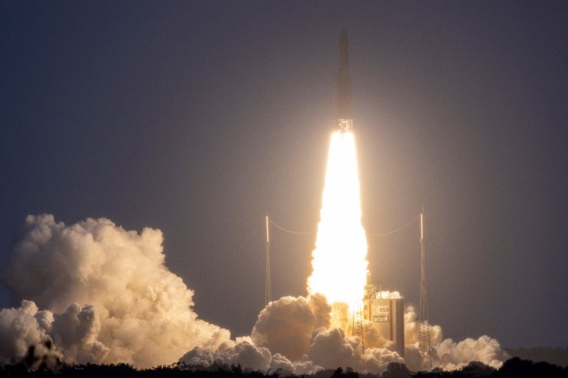 Marea Britanie colaborează cu Franța pentru o investiție de 1,5 miliarde de euro în Eutelsat, competitorul european al Starlink.