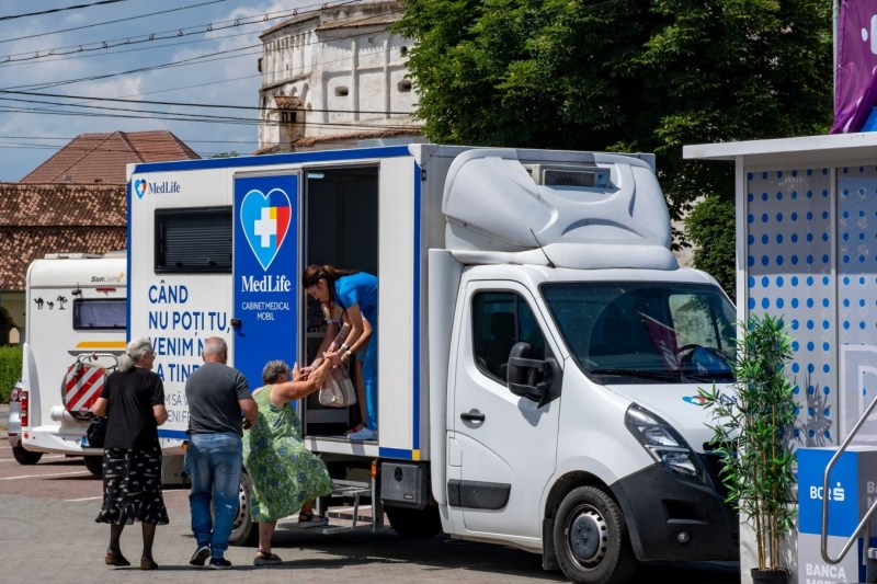 MedLife sprijină comunitățile vulnerabile: peste 300 de persoane din zonele rurale ale județelor Brașov și Alba au primit analize și consultații gratuite în cadrul programului Caravana cu Sănătate