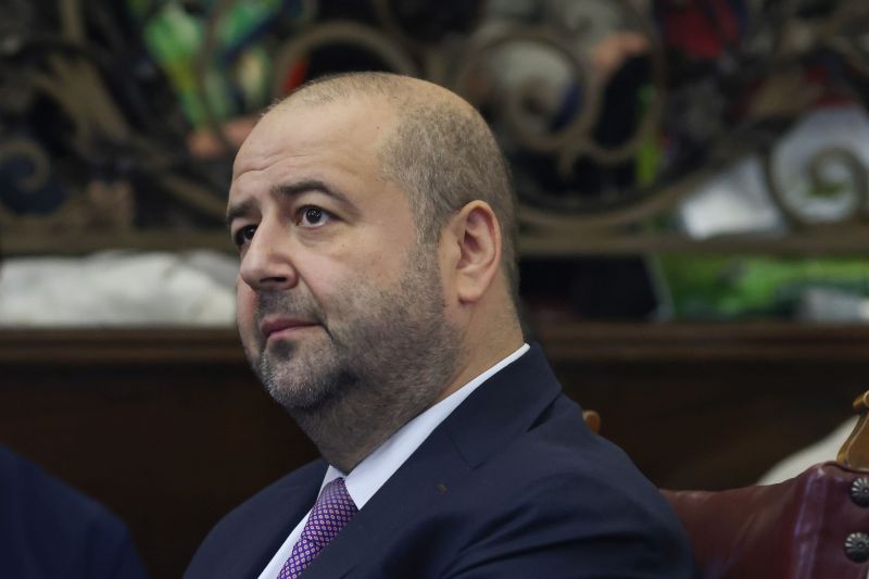 Mihai Busuioc a fost numit judecător al CCR, având sora și cumnatul său angajați în sectorul public, legați de afaceri imobiliare. O tranzacție cu o companie offshore le-a asigurat un câștig semnificativ