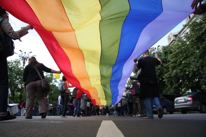 Mii de oameni au participat la marșul Pride din Iași, unde o femeie a aruncat cu apă sfințită, iar un bărbat a strigat „Aici e România, suntem ortodocși”.