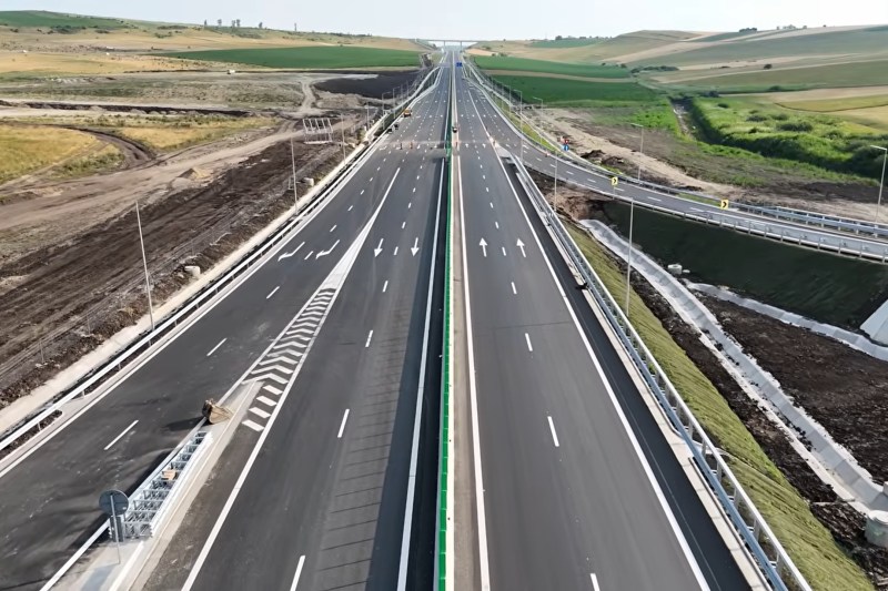 Motivul pentru care un segment de drum expres din Transilvania a ajuns să coste 22 milioane de euro/km: „Complexitatea lucrărilor putea fi diminuată, vorbim de risipă” – VIDEO