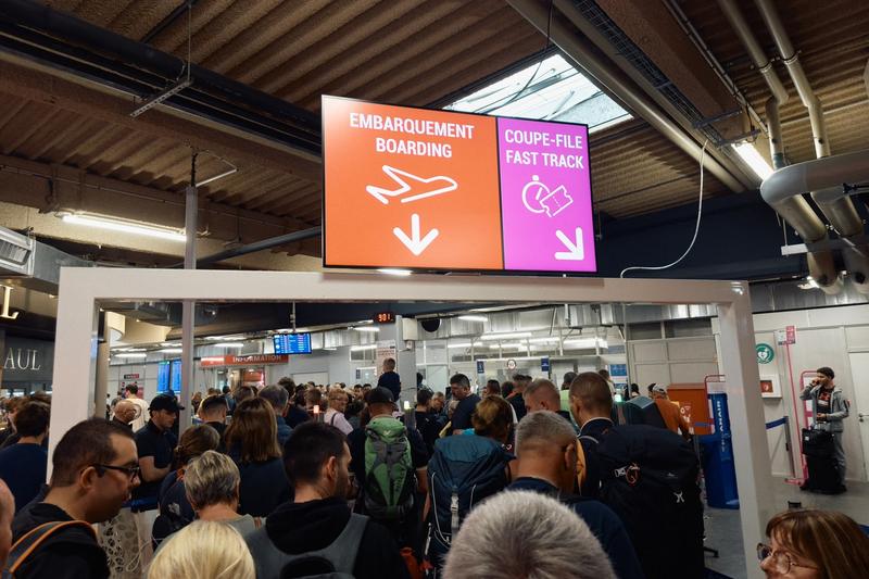 O grevă a controlorilor de trafic aerian din Franța afectează zborurile în debutul sezonului estival. „Familiile europene sunt afectate”, declară directorul celei mai mari companii aeriene din Europa.