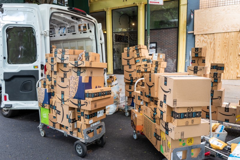 O residentă din California a primit sute de colete Amazon necomandate: „E ca în iad”