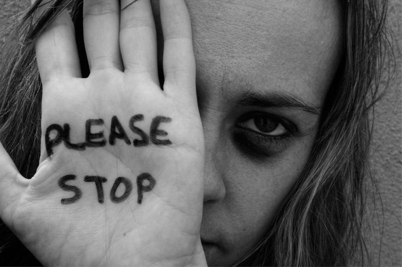 Peste 61.000 de cazuri de violență domestică în ultimele 6 luni; Multe victime refuză protecția oferită de brățara electronică