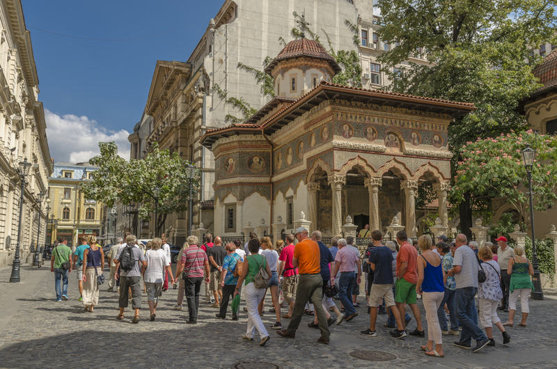 Peste 75% dintre români se consideră religioși, iar un nou sondaj dezvăluie preferințele lor de vot