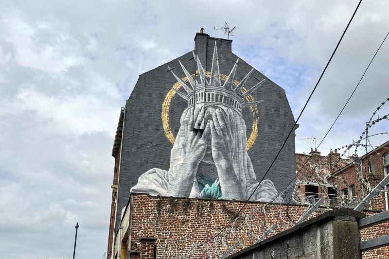 Pictura murală din Franța cu Statuia Libertății acoperindu-și ochii stârnește controverse