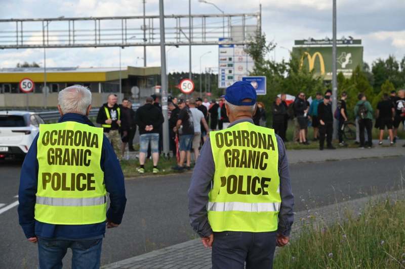 Polonia impune controale temporare la granițe / Recent, „patrule cetățenești” s-au mobilizat pentru a opri returnarea migranților din Germania