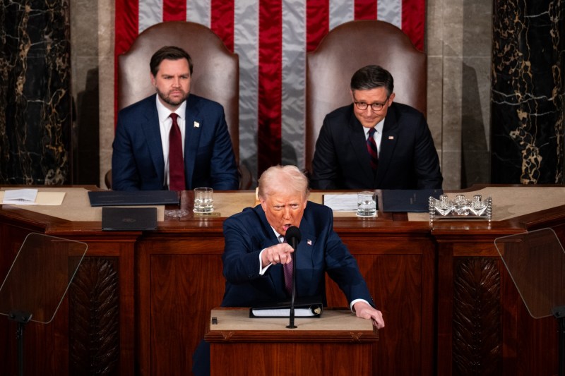 Proiectul de lege al lui Trump privind reducerea impozitelor și cheltuielile publice a fost aprobat cu dificultate de Senat. Cine a decis votul final?