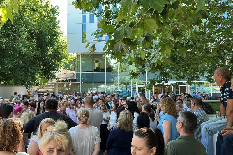 Protestele continuă în rândul bugetarilor. Aproape 200 de persoane au demonstrat astăzi la Ministerul Investițiilor, cerând demisia ministrului