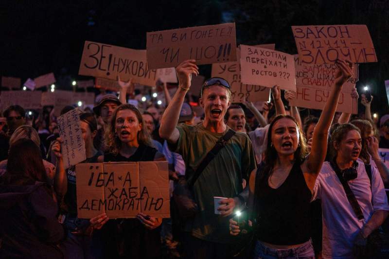 Protestele din Ucraina și reacțiile Occidentului după schimbările legislative care amenință instituțiile anticorupție