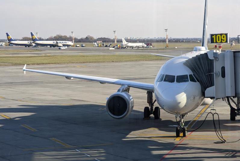 Reducerea numărului de pasageri transportați cu autobuzul la avion pe Aeroportul Otopeni: Se vor instala noi punți de îmbarcare