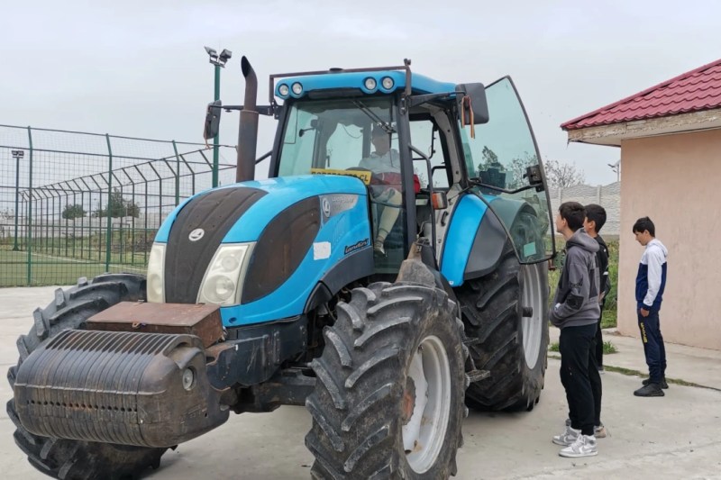 REPORTAJ. Un liceu din apropierea Dunării formează anual agricultori calificați: „Nu vă lăsați impresionați de rochia mea, lucrez pe câmp vara. Îmi place” / Salariile pot atinge 10.000 lei pe lună