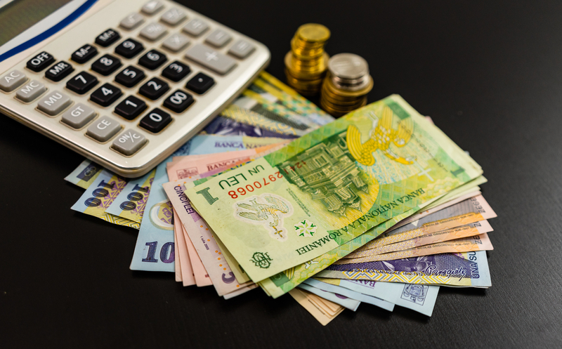 România discută cu Bruxelles-ul despre excesele fiscale: TVA 21% din 1 august, accize majorate, impozit suplimentar de 4% pentru bănci. Din 2024, impozit pe dividende de 16%