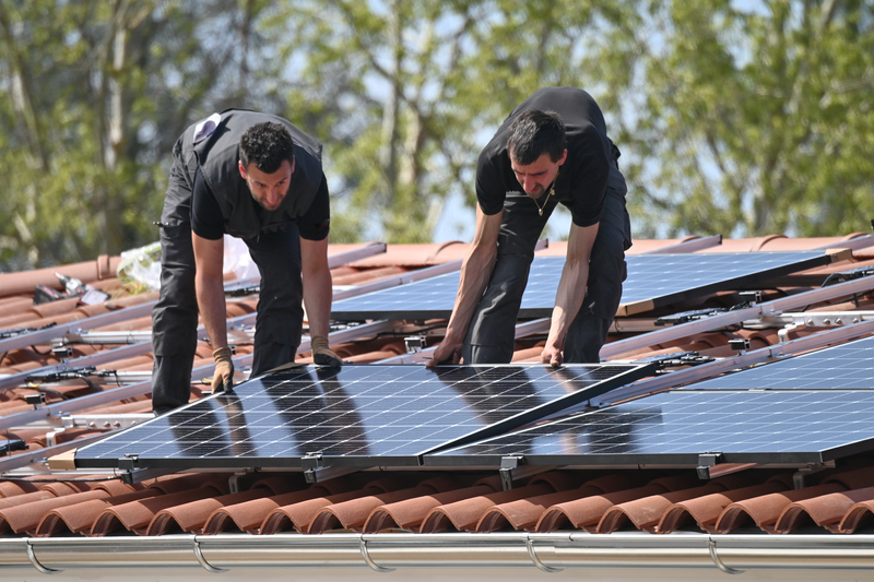 Românii îmbrățișează panourile solare pentru economii mari la electricitate