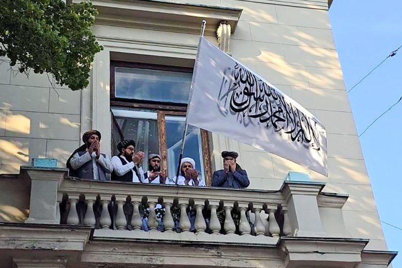 Rusia devine prima națiune din lume care recunoaște oficial guvernul taliban în Afganistan după retragerea haotică a trupelor americane.