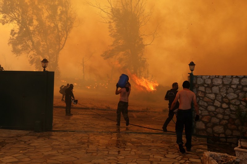Scene apocaliptice din Grecia mistuită de incendii. Mirosul omniprezent de lemn ars a ajuns în inima Atenei / Pompieri răniți, vieți și proprietăți în pericol