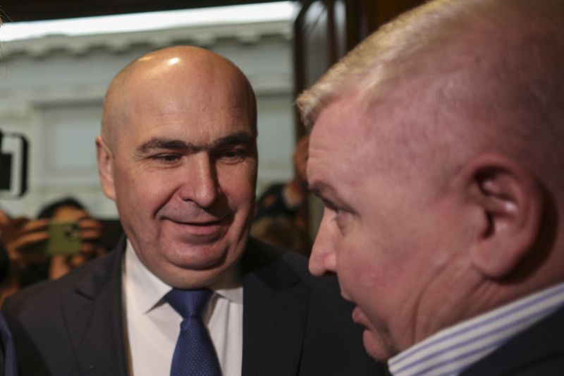 Schimb de replici între Florin Roman și Ilie Bolojan: „Casa noastră are două etaje. La etaj stau șefii, la parter amărâții” / „Am participat la toate congresele fără să lustruim clanțe”