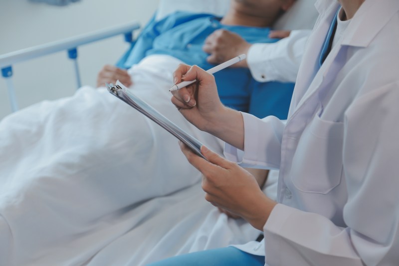Spitalele vor afișa medicii cu activitate în cabinete private, comunică ministrul Sănătății / Unde sunt cele mai frecvente transferuri pacient-stat privat