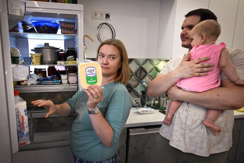 Stilul de viață al clasei de mijloc din Rusia: Frigidere din China, camembert local și vacanțe în Venezuela