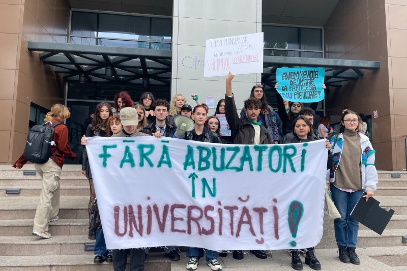 „Suntem captivi într-un sistem care nu funcționează”. Protest organizat la SNSPA în lumina noilor dezvăluiri privind abuzurile lui Marius Pieleanu