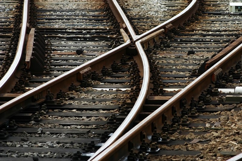 Tânăr electrocutat pe tren în București. Incident inspirat de un joc video / Atenționare privind tendințele periculoase din mediul online