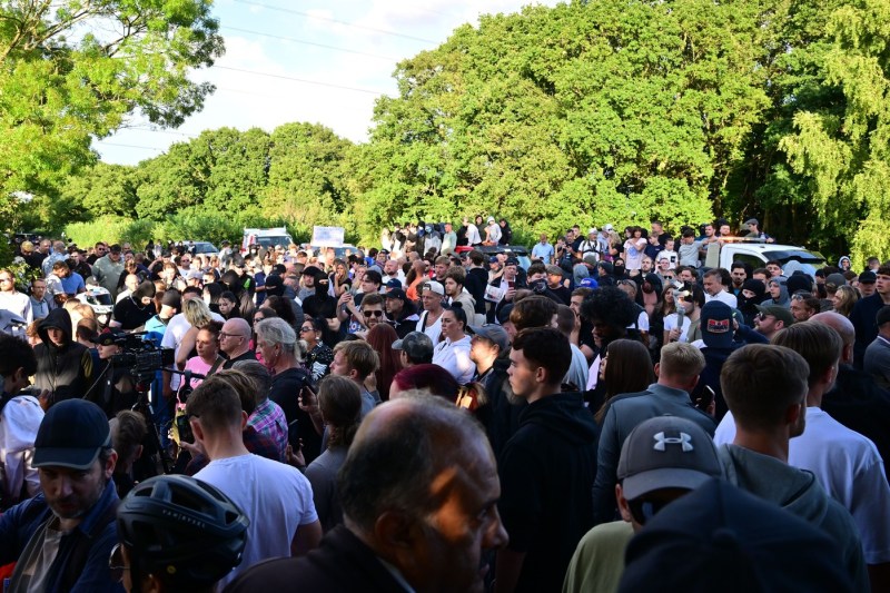 Tensiuni crescute între forțele de ordine și protestatarii din fața unui hotel din Marea Britanie pentru solicitanții de azil. „Expulzați infractorii străini”