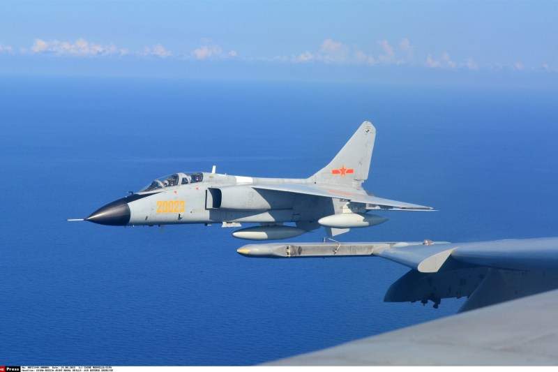 Tensiuni în aer: Avionul chinez JH-7 se apropie de o aeronavă japoneză de informații
