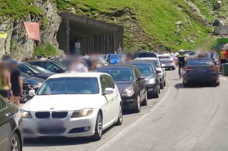 Traficul pe Transfăgărăşan, perturbat de maşinile parcate ilegal