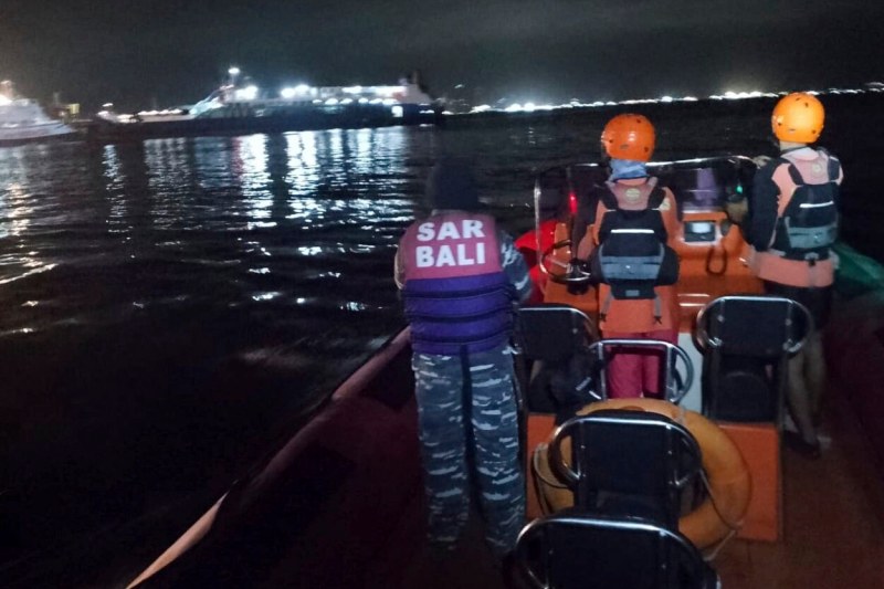 Tragedie în apropierea insulei Bali: În urma scufundării unui feribot, mai mulți decedați și dispăruți
