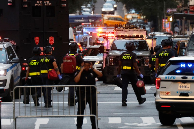 Tragedie într-o clădire din Manhattan: patru persoane pierd viața, inclusiv un polițist