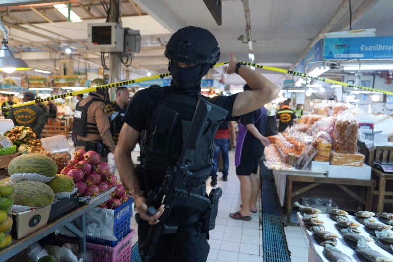 Tragedie într-o piață din Bangkok: Atac armat soldat cu cinci victime și moartea atacatorului