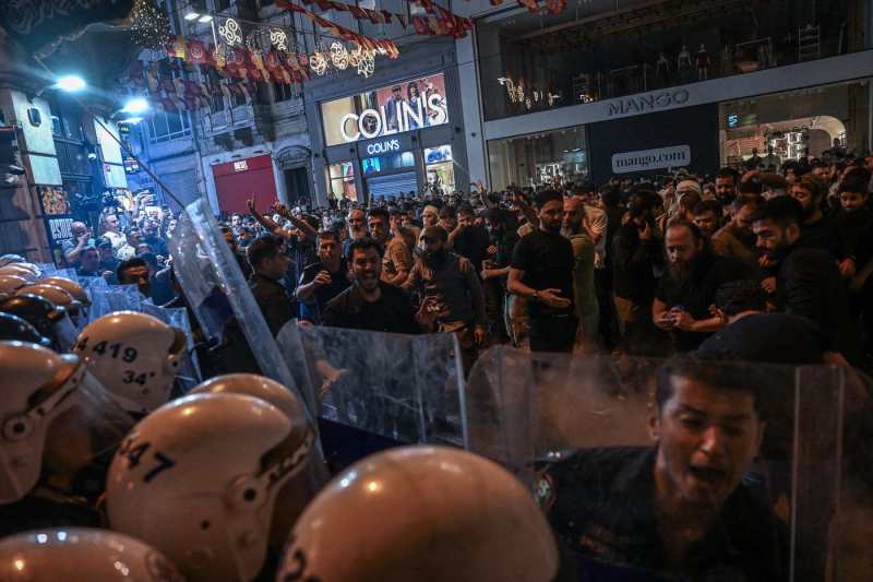 Trei caricaturiști ai unei reviste satirice din Turcia au fost reținuți din cauza unei caricaturi controversate cu profetul Mahomed / Ciocniri între protestatari și poliție