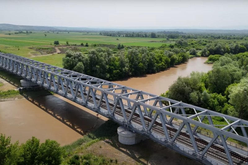 Trenurile din vestul țării circulă începând de joi pe un traseu modernizat de 16 km