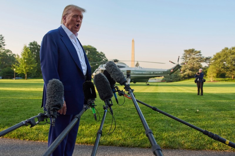 Trump amână din nou implementarea tarifelor vamale, dar avertizează asupra țărilor BRICS / Negocierile cu UE progresează semnificativ