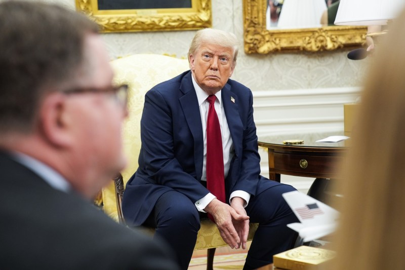 Trump subliniază importanța comerțului pentru soluționarea conflictelor, în timp ce anunță înarmarea Ucrainei și avertizează Rusia