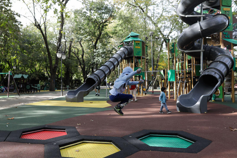 Un adult și doi copii, posibil afectați de vapori din parc